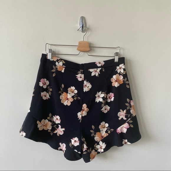 DYNAMITE-HIGH Rise Ruffle Hem Floral Shorts (Size:Large) - Picture 5 of 10
